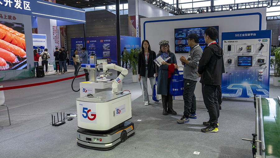 Robot di stan China Telecom selama World Internet of Things Exposition di Wuxi, Tiongkok, Sabtu (21/10/2023). (Bloomberg)