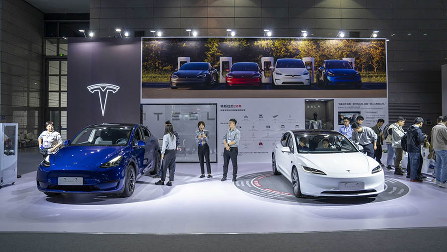 Tesla Model Y dan Model 3 ditampilkan di stan Tesla Inc. selama World Internet of Things Exposition di Wuxi, Tiongkok, Sabtu (21/10/2023). (Bloomberg)