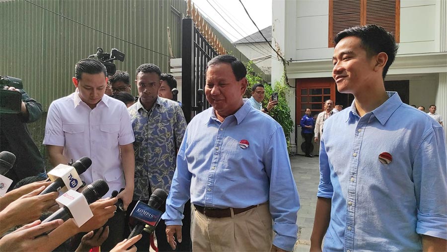 Capres-Cawapres Prabowo Subianto dan Gibran Rakabuming Raka menjelang pendafaran ke KPU. Foto: Andre/Bloomberg Technoz