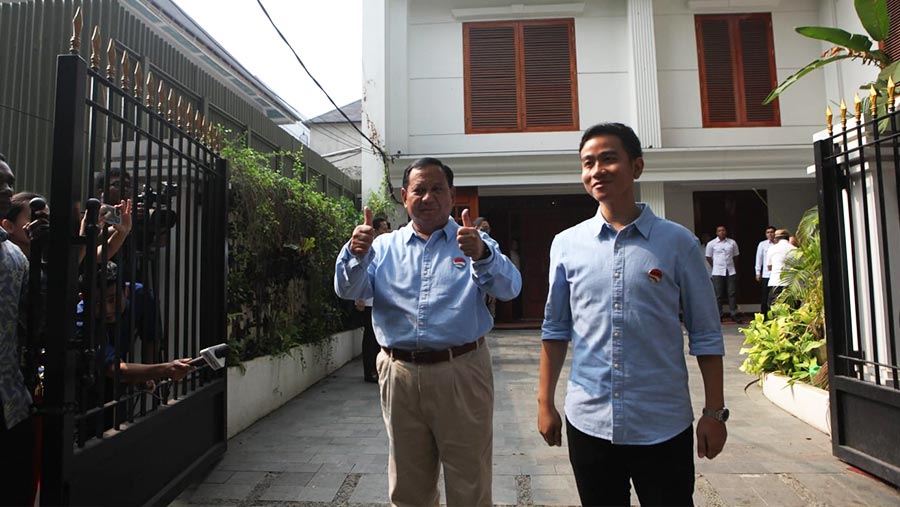 Capres-Cawapres Prabowo Subianto dan Gibran Rakabuming Raka menjelang pendafaran ke KPU. Foto: Andre/Bloomberg Technoz