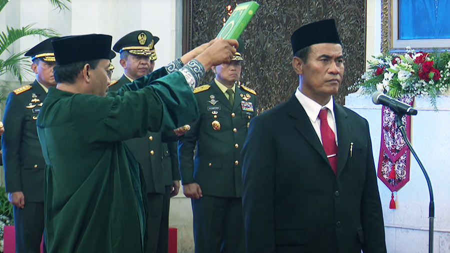 Amran Sulaiman dilantik sebegai Mantan Menteri Pertanian Republik Indonesia oleh Presiden Joko Widodo. Foto: Youtube/Sekretariat Negara
