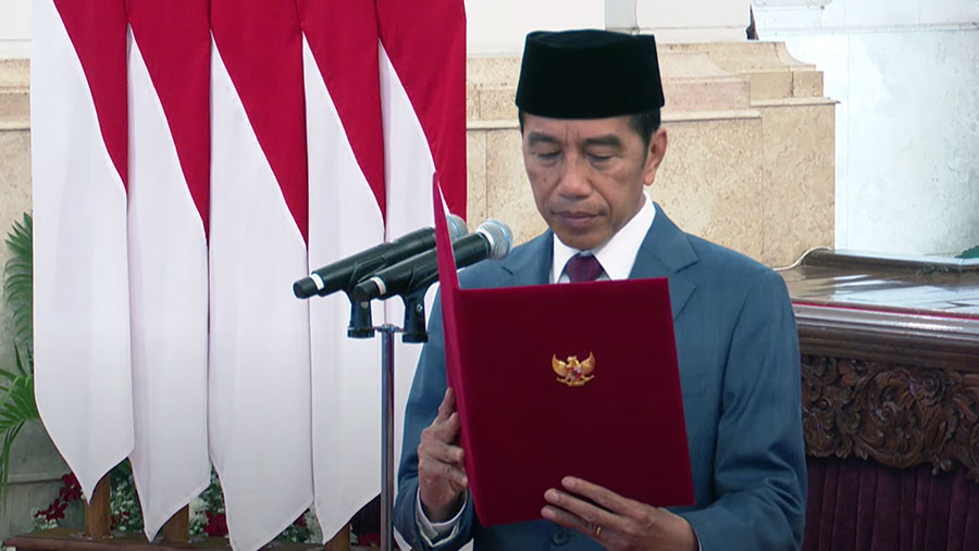 Presiden Joko Widodo melantik Amran Sulaiman sebegai Mantan Menteri Pertanian Republik Indonesia. Foto: Youtube/Sekretariat Negara