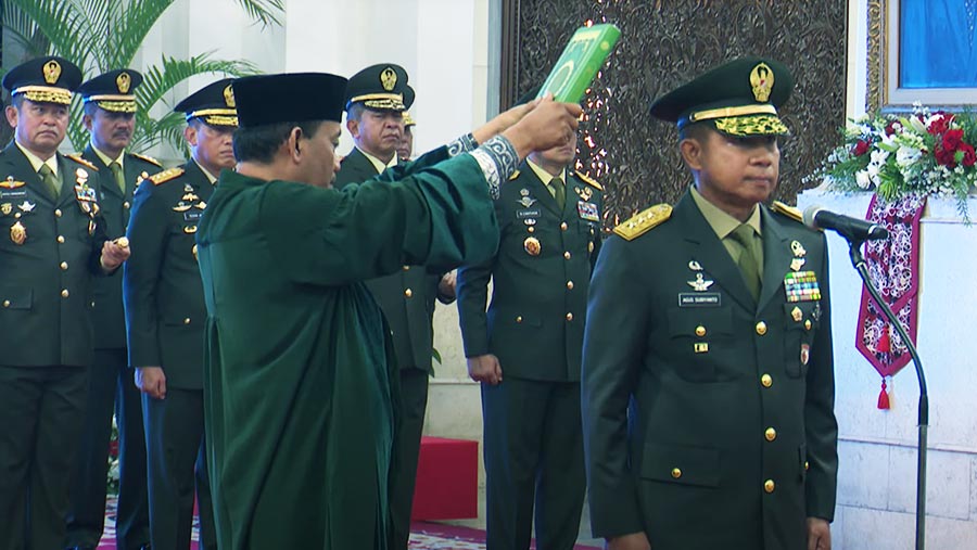 Letjen Agus Subiyanto dilantik sabagai KSAD oleh Presiden Joko Widodo. Foto: Youtube/Sekretariat Negara