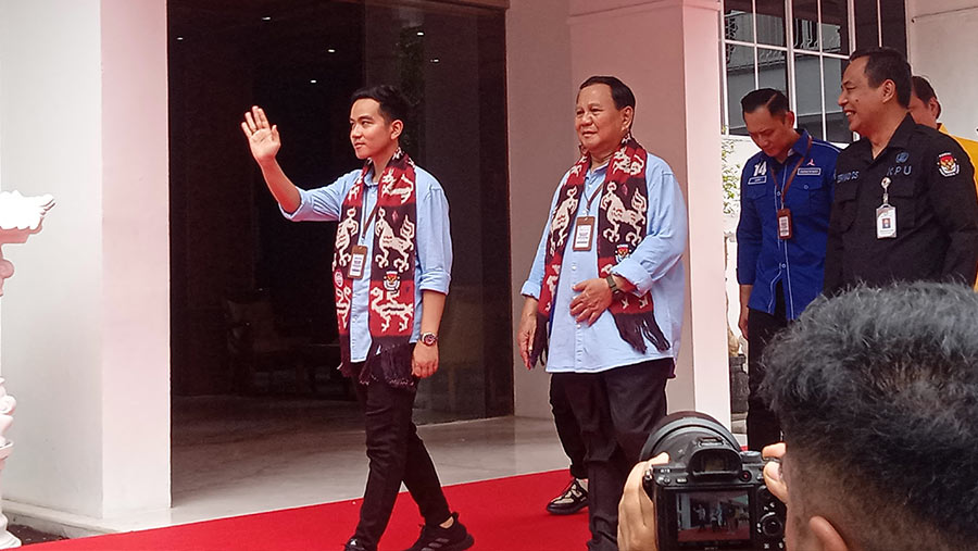 Capres-Cawapres Prabowo Subianto dan Gibran Rakabuming Raka  tiba di KPU. Foto: Andre/Bloomberg Technoz