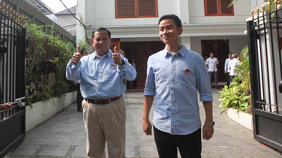Bacapres Prabowo Subianto dan Gibran Rakabuming Raka berjalan di Kertanegara, Jakarta, Rabu (25/10/2023). (Bloomberg Technoz/Andrean Kristiantianto)