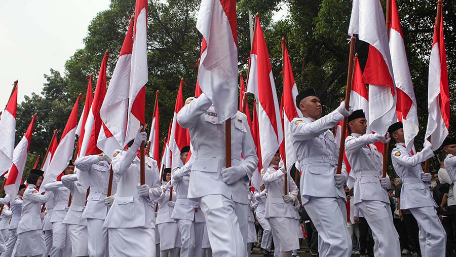 Pendaftaran Bacapres Prabowo Subianto dan Gibran Rakabuming Raka diiringi kirab., (Bloomberg Technoz/Andrean Kristianto)