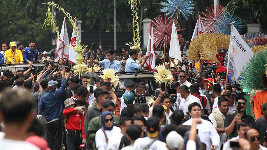 Bacapres Prabowo Subianto dan Gibran Rakabuming Raka menuju KPU untuk pendaftaran, Rabu (25/10/2023). (Bloomberg Technoz/Andrean Kristianto)