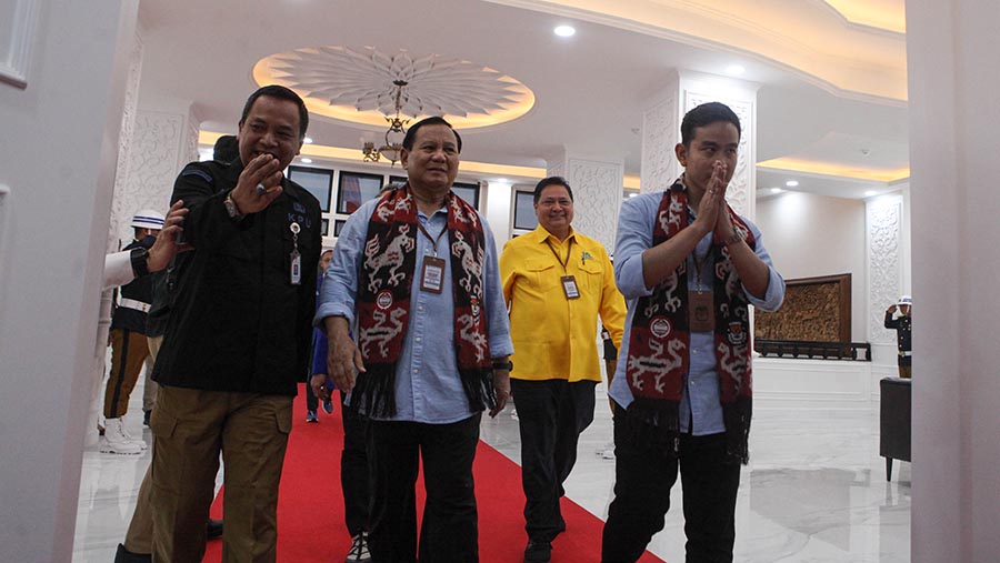 Bacapres Prabowo Subianto dan Gibran Rakabuming Raka mendafrtar ke KPU, Jakarta, Rabu (25/10/2023). (Bloomberg Technoz/Andrean Kristianto)