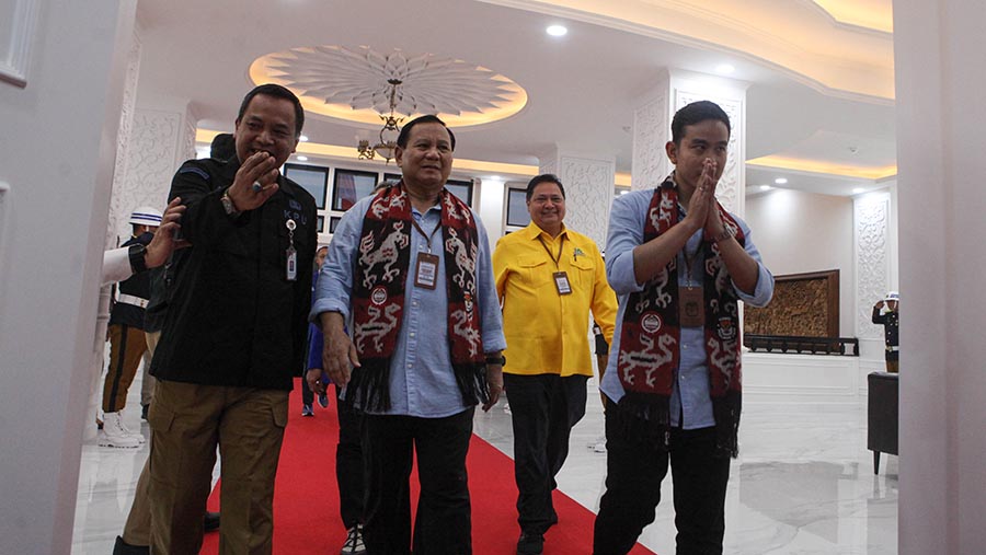 Usai pawai Prabowo dan Gibran langsung masuk kedalam gedung KPU untuk pendaftaran Capres dan Cawapres. (Bloomberg Technoz/Andrean Kristianto)