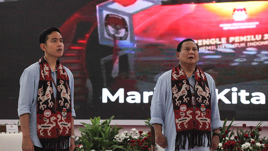 Bacapres Prabowo Subianto dan Gibran Rakabuming Raka mendafrtar ke KPU, Jakarta, Rabu (25/10/2023). (Bloomberg Technoz/Andrean Kristianto)
