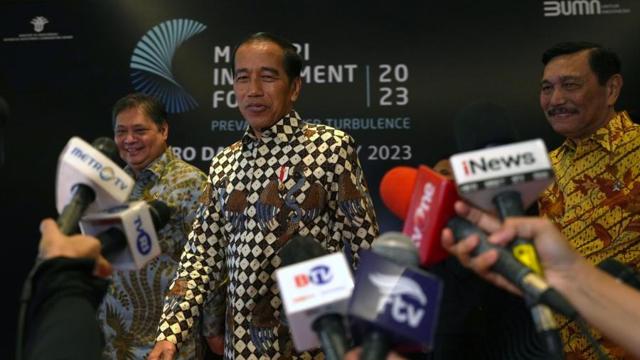 Presiden Joko Widodo bersama dua menteri, Luhut Pandjaitan dan Airlangga. (Dok: Bloomberg)