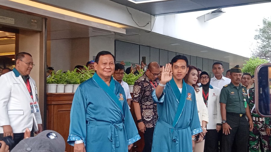 Paslon Prabowo Subianto-Gibran Rakabuming Raka seusai menjalani tes kesehatan, Kamis (25/10/2023)./Bloomberg Technoz-Pramesti Regita Cindy