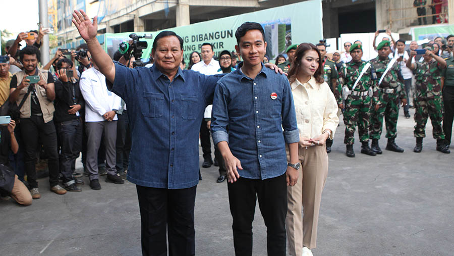 Bacapres Prabowo Subianto & Gibran Rakabuming Raka saat akan pemeriksaan kesehatan di RSPAD, Kamis (26/10/2023) (Bloomberg Technoz/Andrean Kristianto)