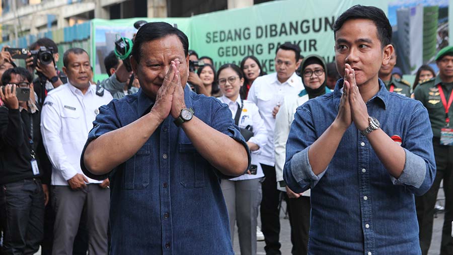 Bacapres Prabowo Subianto & Gibran Rakabuming Raka saat akan pemeriksaan kesehatan di RSPAD, Kamis (26/10/2023) (Bloomberg Technoz/Andrean Kristianto)