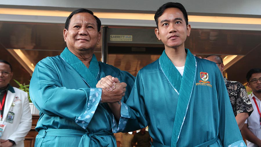Bacapres Prabowo Subianto & Gibran Rakabuming Raka saat akan pemeriksaan kesehatan di RSPAD, Kamis (26/10/2023) (Bloomberg Technoz/Andrean Kristianto)