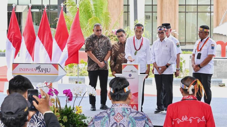 Presiden Joko Widodo meresmikan Bandara baru Mentawai. (Foto: BKIP Kemenhub)