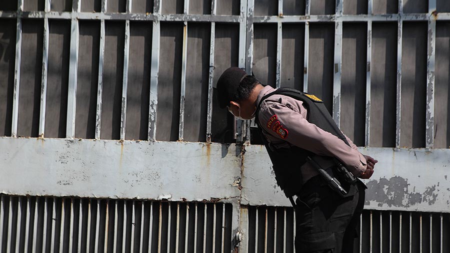 Polisi berjaga di depan rumah Ketua KPK Firli Bahuri saat penggeledahan di Jln, Kertanegara, Kamis (26/10/2023) (Bloomberg Technoz/Andrean Kristianto)