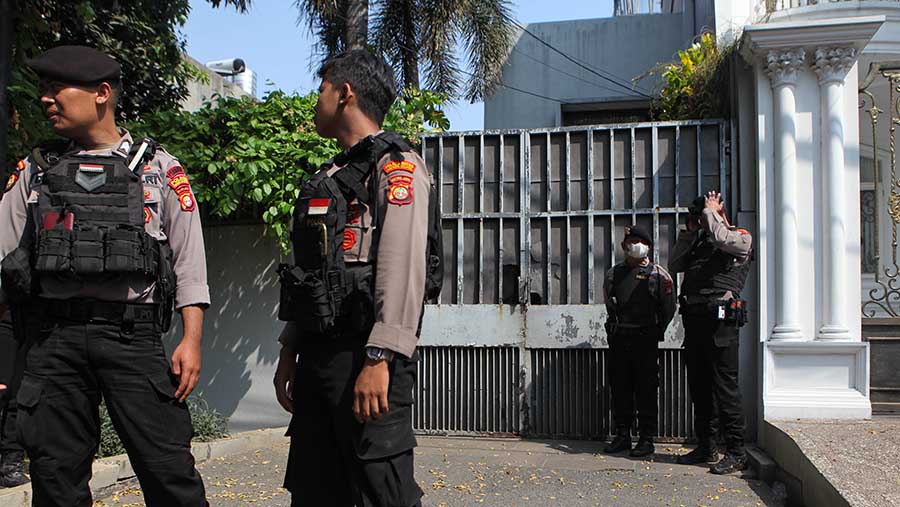 Polisi berjaga di depan rumah Ketua KPK Firli Bahuri saat penggeledahan di Jln, Kertanegara, Kamis (26/10/2023) (Bloomberg Technoz/Andrean Kristianto)