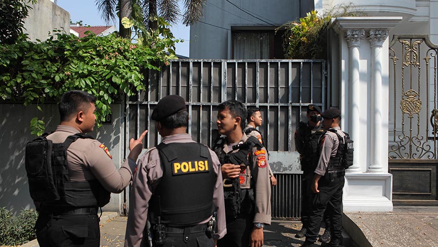 Polisi berjaga di depan rumah Ketua KPK Firli Bahuri saat penggeledahan di Jln, Kertanegara, Kamis (26/10/2023) (Bloomberg Technoz/Andrean Kristianto)