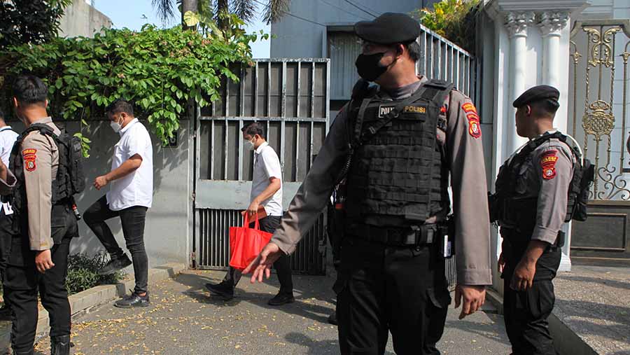 Usai penggeledahan penyidik membawa sebuah koper, printer, dan tote bag berwarna merah. Bloomberg Technoz/Andrean Kristianto)