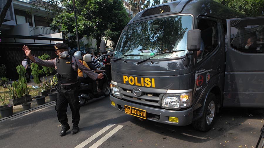 Polisi meninggalkan rumah Ketua KPK Firli Bahuri usai penggeledahan di Jalan Kertanegara, Kamis (26/10/2023). (Bloomberg Technoz/Andrean Kristianto)