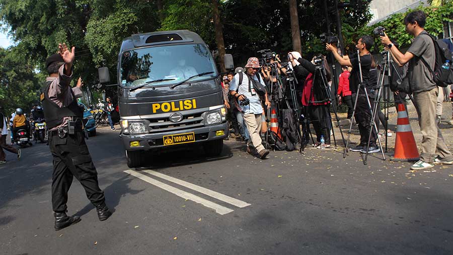 Tak lama kemudian para penyidik meninggalkan lokasi dengan mengamankan sejumlah barang. (Bloomberg Technoz/Andrean Kristianto)