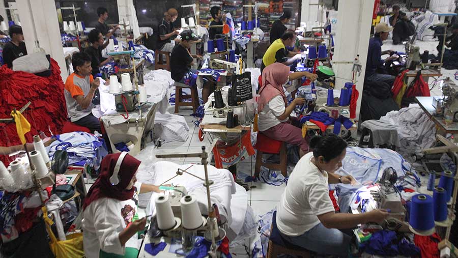 Pekerja menyelesaikan jahitan baju di rumah konveksi kawasan Jagakarsa, Jakarta, Kamis (26/10/2023). (Bloomberg Technoz/Andrean Kristianto)