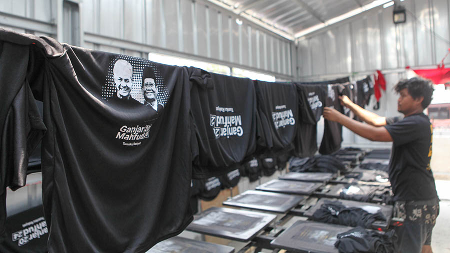 Kaos menjadi salah satu atribut kampanye yang ramai diproduksi saat musim kampanye. (Bloomberg Technoz/Andrean Kristianto)