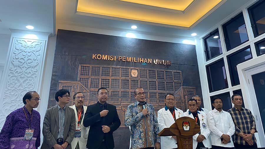 Ketua KPU Hasyim Asy'ari bersama tim dokter usai pnyerahan hasil pemeriksaan kesehatan Bacapres dan Bacawapres. (Bloomberg Technoz/Dovana Hasiana)