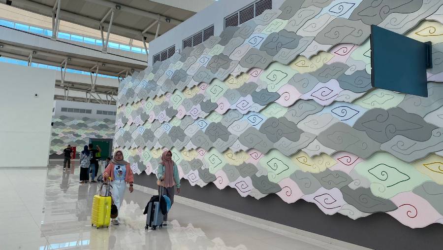 Suasana dalam terminal dengan dinding motif batik di Bandara Kertajati. (Dok: Dovana Hasiana/Bloomberg Technoz)	
