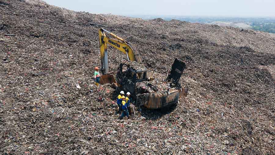 Terlihat 1 eskavator terbakar saat mengantisipasi meluasnya kebakaran, (Bloomberg Technoz/Andrean Kristianto)