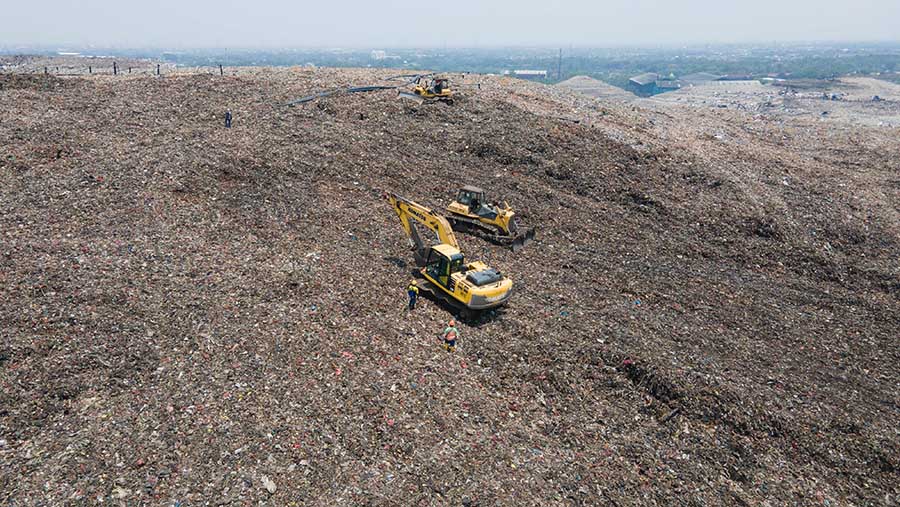 Suasana Tempat Pengelolaan Sampah Terpadu (TPST) Bantargebang, Bekasi, Jawa Barat, Senin (30/10/2023). (Bloomberg Technoz/Andrean Kristianto)
