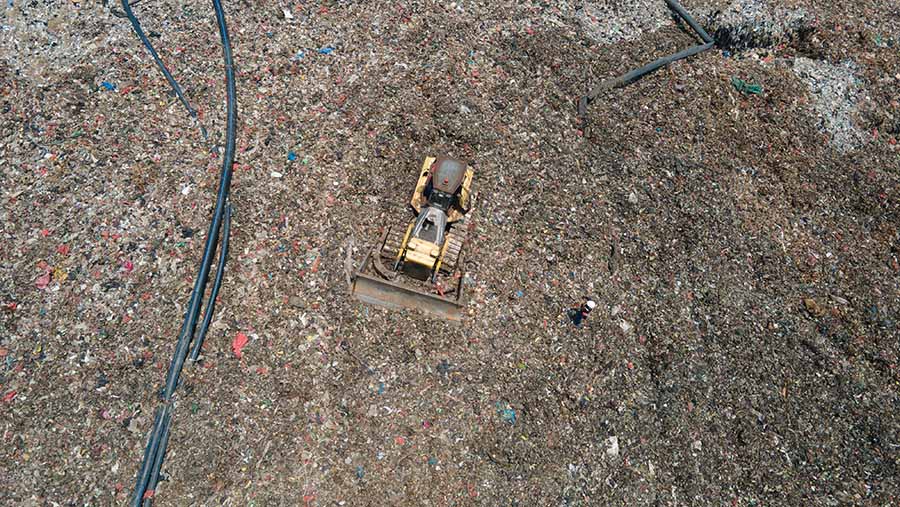 Suasana Tempat Pengelolaan Sampah Terpadu (TPST) Bantargebang, Bekasi, Jawa Barat, Senin (30/10/2023). (Bloomberg Technoz/Andrean Kristianto)