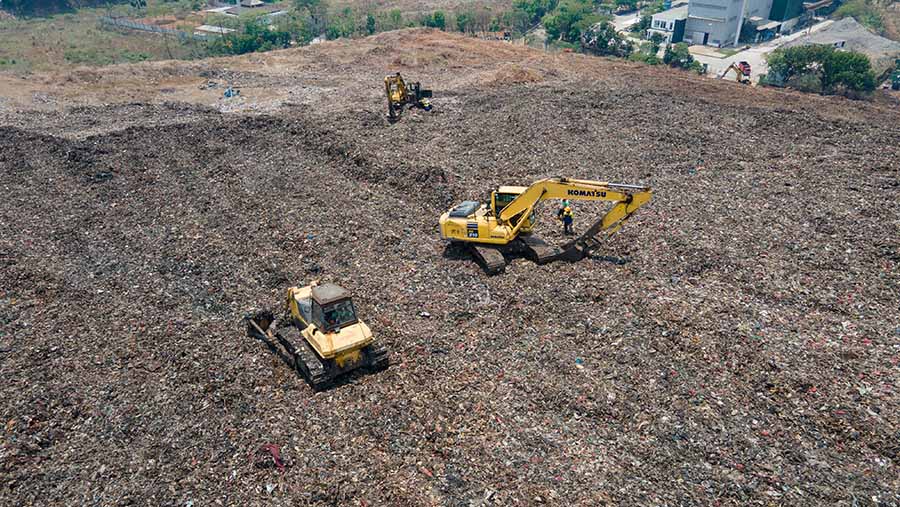 Suasana Tempat Pengelolaan Sampah Terpadu (TPST) Bantargebang, Bekasi, Jawa Barat, Senin (30/10/2023). (Bloomberg Technoz/Andrean Kristianto)