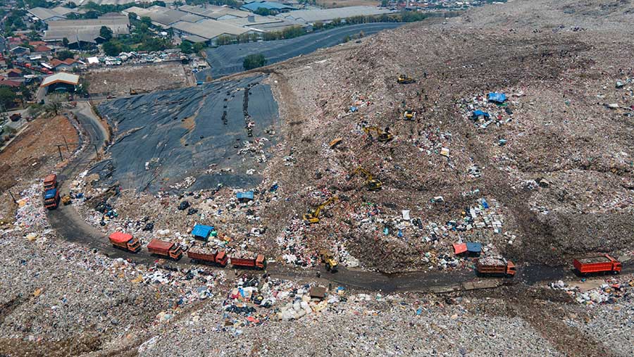 Operasional penurunan sampah ke Tempat Pengolahan Sampah Terpadu (TPST) Bantargebang juga telah berjalan normal (Bloomberg Technoz/Andrean Kristianto)