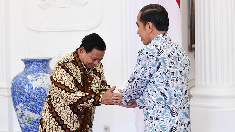 Presiden Jokowi bersalaman dengan Prabowo Subianto di Istana Merdeka, Jakarta, Senin (30/10/2023). (BPMI Setpres/Lukas)