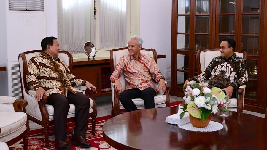 Prabowo Subianto, Ganjar Pranowo, dan Anies Baswedan berbincang sebelum santap siang bersama Jokowi di Istana Merdeka, Senin (30/10). (BPMI Setpres)