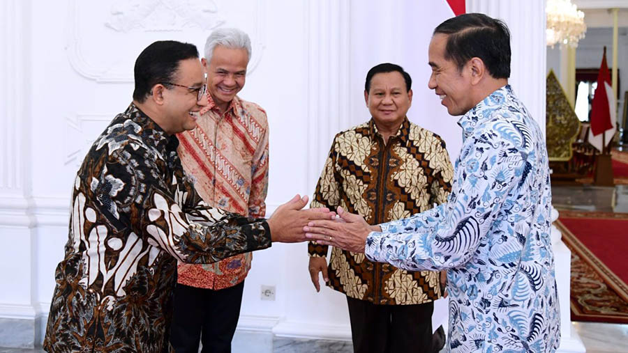 Presiden Jokowi santap siang bersama Prabowo Subianto, Ganjar Pranowo, dan Anies Baswedan di Istana Merdeka, Senin (30/10/2023). (BPMI Setpres/Lukas)