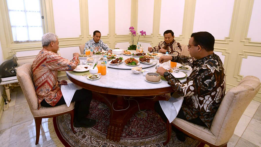 Keempatnya lantas duduk melingkar di hadapan sebuah meja makan bundar dengan beragam menu yang telah tersaji. (BPMI Setpres/Lukas)