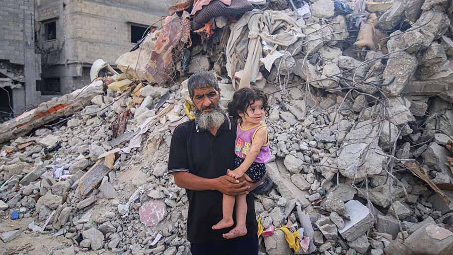 Puing bangunan yang hancur akibat serangan rudal Israel di Khan Younis, Gaza selatan, Senin (30/10/2023). (Ahmad Salem/Bloomberg)