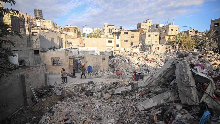 Bangunan hancur akibat serangan rudal Israel di Khan Younis, Gaza selatan, Senin (30/10/2023). (Ahmad Salem/Bloomberg)