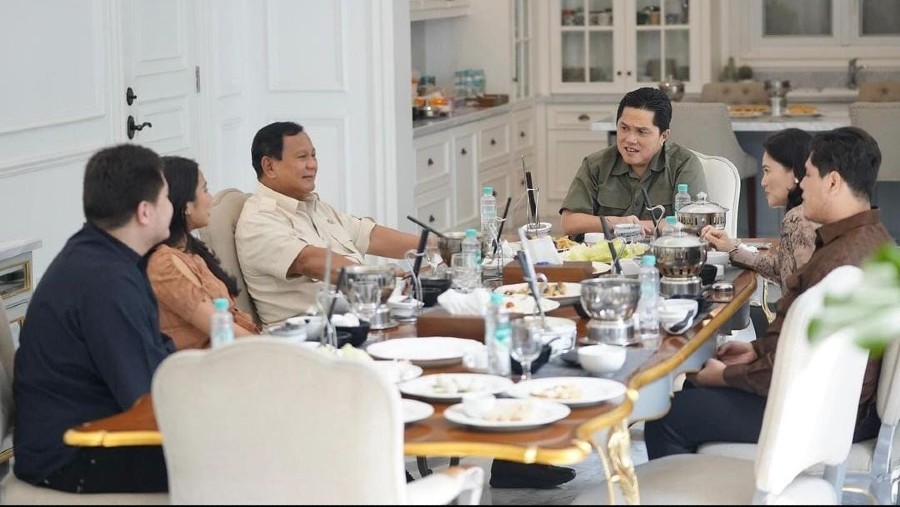 Capres Prabowo Subianto memenuhi jamuan makan siang Menteri BUMN Erick Thohir. (IG/Prabowo Subianto)