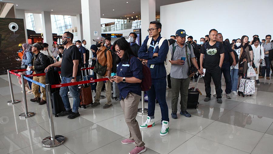 Penumpang menunggu untuk masuk kedalam pesawat di Bandara Soekarno-Hatta, Tangerang, Rabu (1/11/2023). (Bloomberg Technoz/Andrean Kristianto)