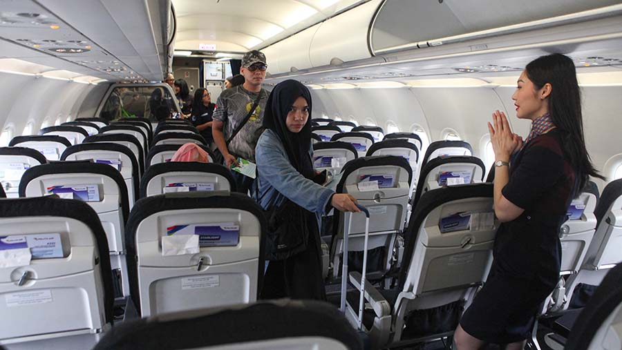 Penumpang masuk kedalam pesawat di Bandara Soekarno-Hatta, Tangerang, Rabu (1/11/2023). (Bloomberg Technoz/Andrean Kristianto)