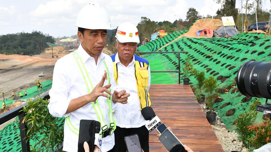 Keterangan Pers Presiden Jokowi Saat Tinjau Proyek Jalan Tol, IKN, 1 November 2023. (BPMI Setpres/Vico)