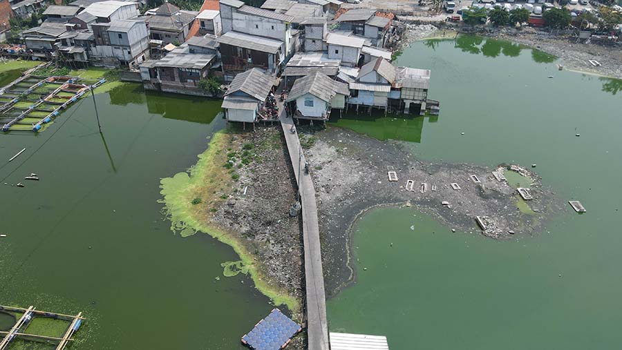 Suasana pemukiman di Kampung Apung, Kapuk Teko, Jakarta, Kamis (2/11/2023). (Bloomberg Technoz/Andrean Kristianto)