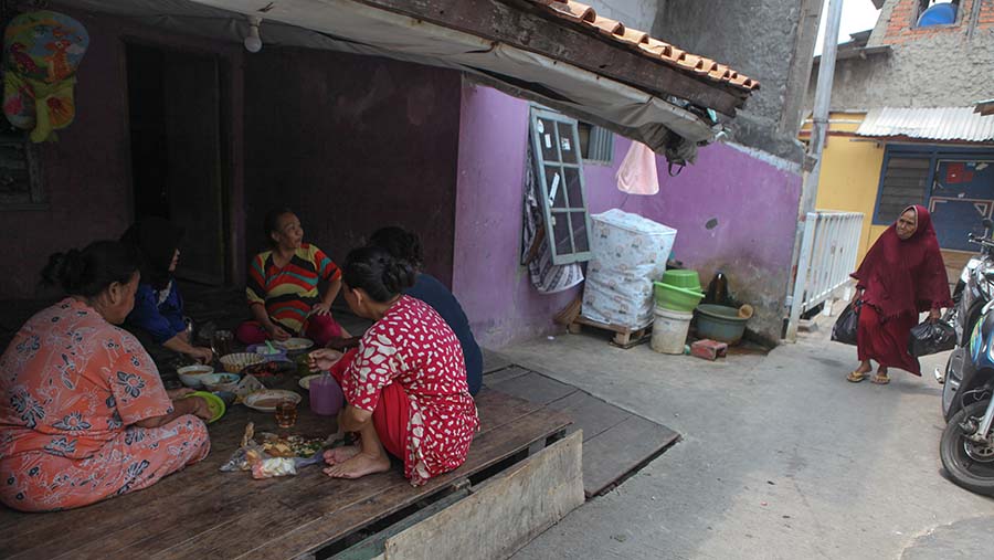 Di balik megahnya Ibu Kota, berdiri permukiman yang dikenal dengan sebutan Kampung Apung. (Bloomberg Technoz/Andrean Kristianto)