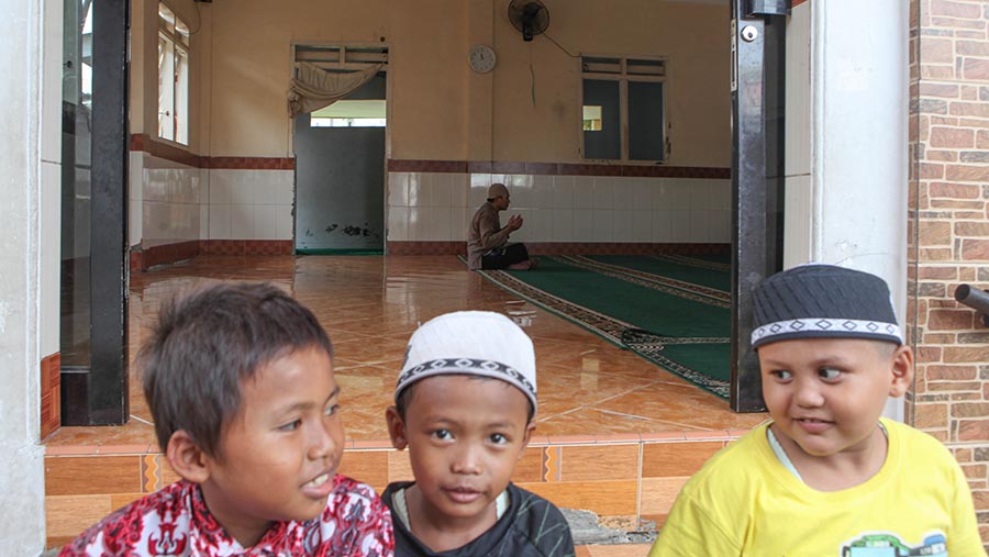 Di dalam Kampung Apung terdapat masjid yang dijadikan tempatb ibadah bagi umat muslim. (Bloomberg Technoz/Andrean Kristianto)