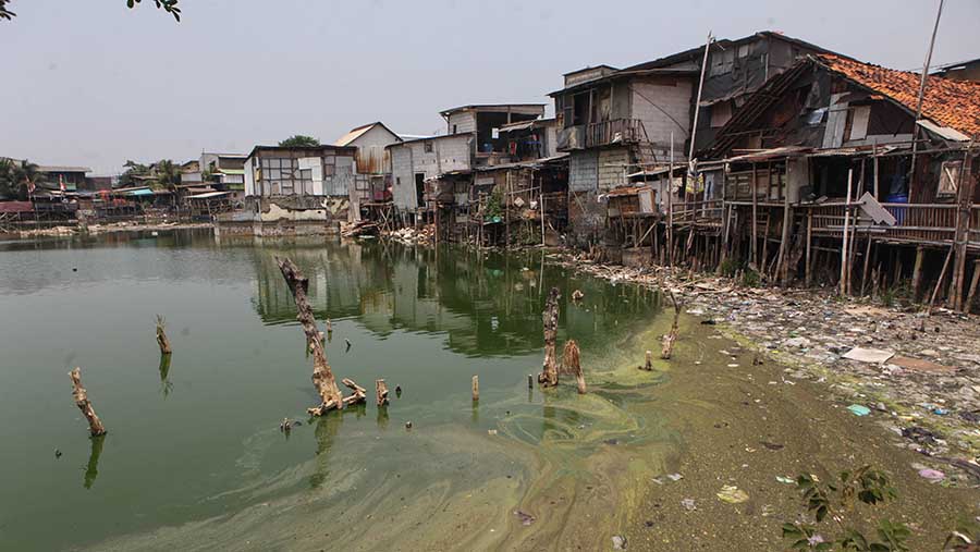 Suasana pemukiman di Kampung Apung, Kapuk Teko, Jakarta, Kamis (2/11/2023). (Bloomberg Technoz/Andrean Kristianto)