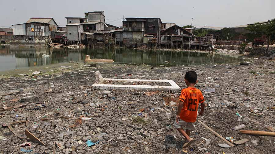 Namun akibat musim kemarau, permakaman yang dahulunya tenggelam kini terlihat kembali. (Bloomberg Technoz/Andrean Kristianto)